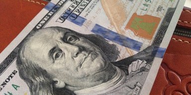 Отпустить, чтобы вернуть. Зачем Нацбанк смягчил ограничения на валютные операции