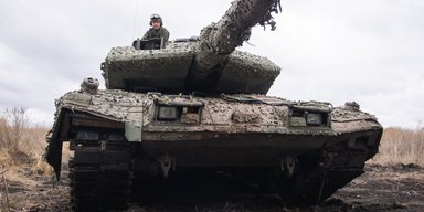 ЗС РФ намагалися вкрасти шведський танк Strv 122: FPV-дрони не дозволили, — Forbes (відео)