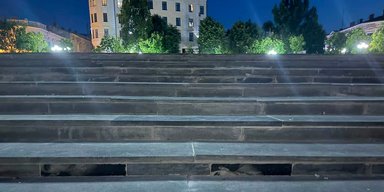 У Чернівцях сходи площі відремонтували гранітними надгробками із портретами: що кажуть у мерії
