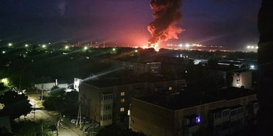 Ростов ночью подвергся массированной атаке: горят два завода ВПК РФ, — соцсети (видео)
