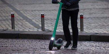 Рада хоче врегулювати правила руху електросамокатів: їздити тротуарами дозволять лише дітям, — ЗМІ