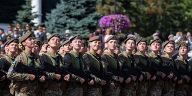 "Починайте із дружини президента". Що думають українки про військовий облік для жінок