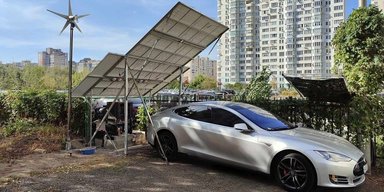 Киянин облаштував автономну станцію зарядки електрокарів у дворі багатоповерхівки (відео)