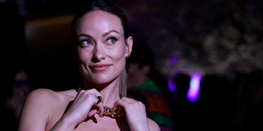 Гламурний образ: Олівія Вайлд у шикарній сукні відвідала виставку Tiffany & Co в Токіо (фото)