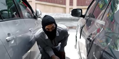 Сэкономил 200 долларов: "путешественник" угнал 8 машин, чтобы не платить за авиабилеты (фото)