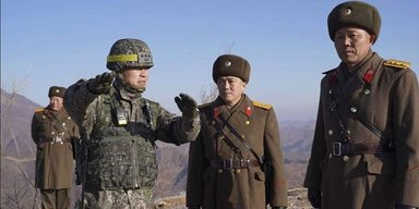 Группа солдат из КНДР на границе подорвались на минах: сообщается о жертвах (фото)