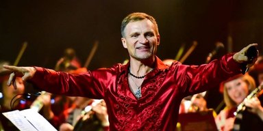 Олег Скрипка засвітився в обіймах російської співачки (фото)