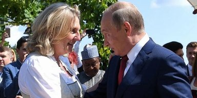Экс-глава МИД Австрии, которая прославилась танцами с Путиным, летела в РФ на военном самолете с пони, — Heute