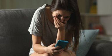 Женщина выгнала из дома мужа, с которым прожила 22 года: что она увидела в его телефоне