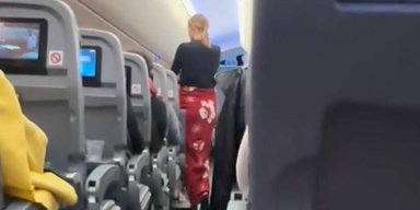 Жінка простояла 7 годин поспіль у літаку під час польоту: в чому причина (відео)