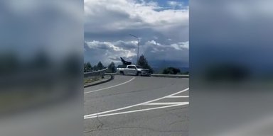 Во Владивостоке Путина окружили военной техникой: кортеж сопровождает пикап с пулеметом (видео)