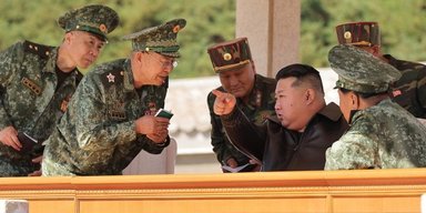 Ким Чен Ын в окружении полуголых военных пригрозил Южной Корее ядерным ударом (фото)