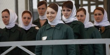 Ищут медиков и снайперов: в колониях в РФ вербуют женщин для войны в Украине
