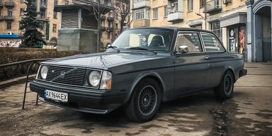 Гість із 70-х: у Києві помітили рідкісне вінтажне купе Volvo (фото)