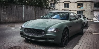 Заброшенный раритет: в Киеве обнаружили спортивный седан с двигателем Ferrari (фото)
