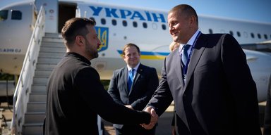 Залужный встретил Зеленского у самолета во время визита в Великобританию