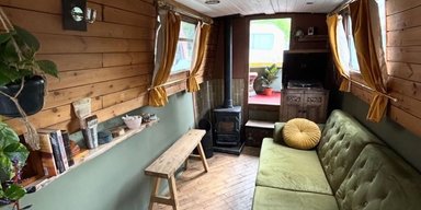 Мужчина потратил полгода на превращение старой лодки в уютный дом на воде (фото)