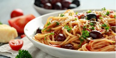 Спагетти "Путтанеска": простой и вкусный ужин от легендарного Марко Черветти