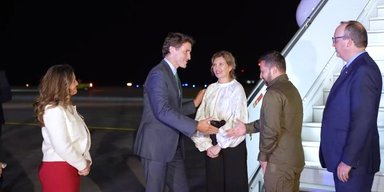 Володимир Зеленський разом із дружиною прилетів у Канаду (відео)