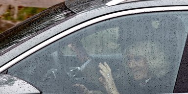 Король Чарльз ІІІ посетил церковь в 98-й день рождения королевы Елизаветы II (фото)