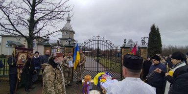 Отпевали под воротами: священник УПЦ МП не пустил в церковь похоронную процессию погибшего бойца