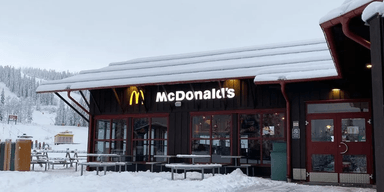 Унікальний McDonald's у горах: тут можна замовити, стоячи на лижах (відео)