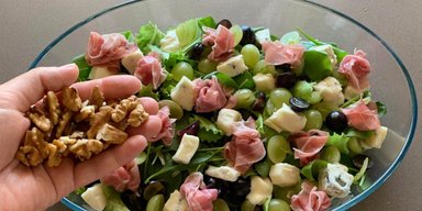 Пикантный и очень вкусный: рецепт виноградного салата
