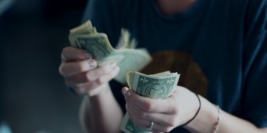 Чоловік знайшов 9 млн під час ремонту будинку, але розбагатіти не вдалося