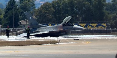 Винищувач F-16 загорівся в туристичному аеропорту Греції (відео)