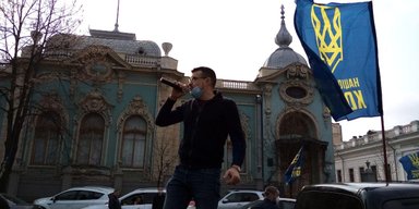 Митинг во время карантина. Нацкорпус организовал акцию протеста под Радой на крышах авто
