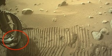 У марсохода NASA на Марсі з'явився незвичайний друг: до чого тут Дуейн "Скеля" Джонсон (фото)