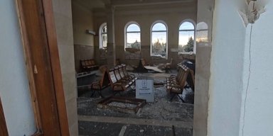 "Боль и злость": в ОВА показали поврежденный вокзал в Херсоне после обстрела ВС РФ (видео)