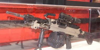 Heckler & Koch представила ручной пулемет HK 421 под мощный патрон (фото)
