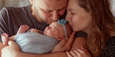 Сім'я дякує сусідам "за терпіння" через новонароджену дитину: їх чекав "міцний" подарунок (фото)