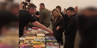 "Убить тирана": Зеленский удивил выбором книги на "Книжном Арсенале" (видео)