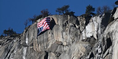 В одном из крупнейших парков США вывесили перевернутый флаг: что это значит