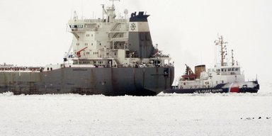 Заморожений вантажний корабель із 17 пасажирами на кілька днів застряг у канадському озері (фото)