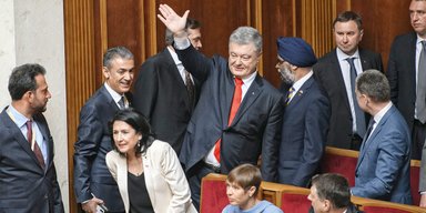 Пост сдал. Кому и зачем раздавал медали и звания Порошенко в последний месяц президентства