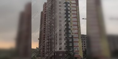Негода в Києві: сильний вітер зриває фасад житлової багатоповерхівки (відео)