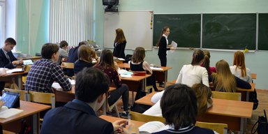 Скандал в Рівненській школі: вчитель кричав й замахувався на учнів, що кажуть в поліції (відео)
