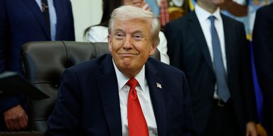 В короні за штурвалом: Трамп запостив ШІ-ролик, в якому "бомбить" брудом учасників протестів у США
