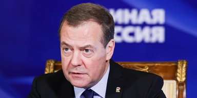 "Буде конфлікт": Медведєв пригрозив США через розмови про передавання ядерної зброї Україні