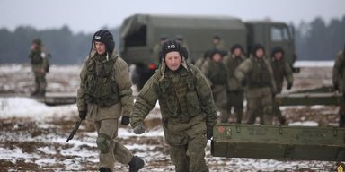 Путін тисне на Лукашенка, але той не хоче допомагати військом для атаки на північ України, — Шарп (відео)