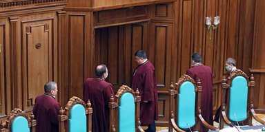 Дырявая лодка Зеленского. Как конфликт с Конституционным Судом повлияет на перспективы президента