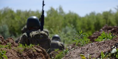 "Були чемними і захотіли здатися": двоє бійців ЗСУ набрали в полон 7 окупантів (відео)