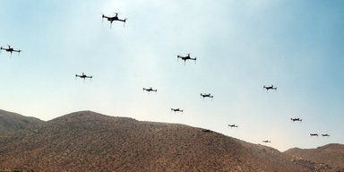 В США впервые испытала рои автономных боевых дронов с ИИ: на что они способны