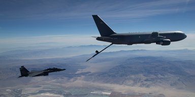 США строят 180 гигантских самолетов-заправщиков: куда летающие крепости полетят через океан