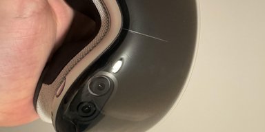 Гаджет по ціні авто тріскається без причини: скло Apple Vision Pro руйнується самостійно