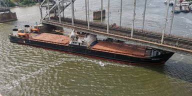 В России сухогруз врезался в железнодорожный мост (видео)