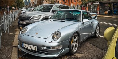 В Киеве заметили коллекционный Porsche 90-х с ярким тюнингом (фото)